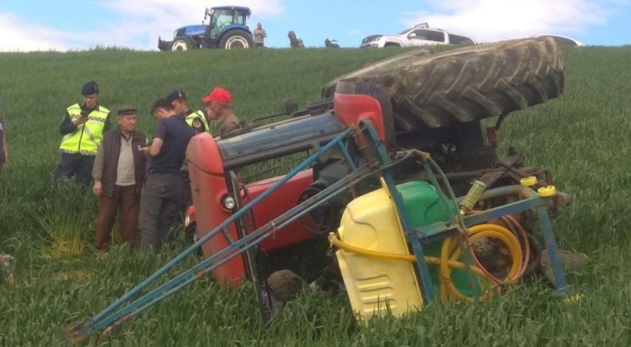 Devrilen traktörün altında kalarak can verdi!