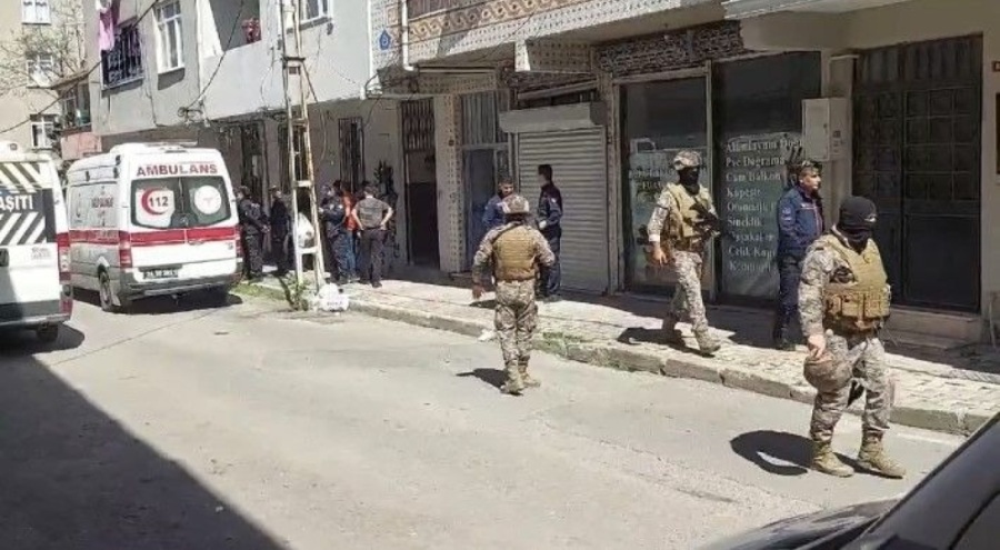 Bir kişi kendini eve kitledi: Özel harekat polisleri harekete geçti