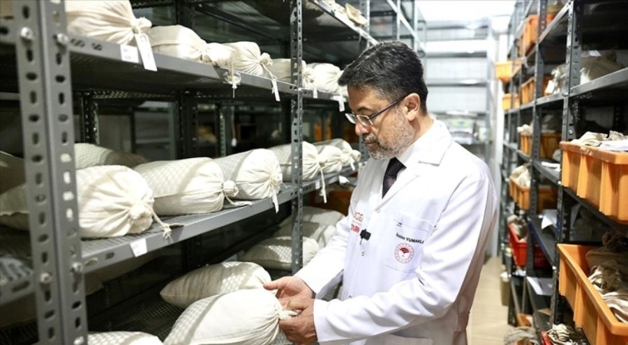 Bakan Yumaklı, Türkiye Tohum Gen Bankası'nda incelemelerde bulundu