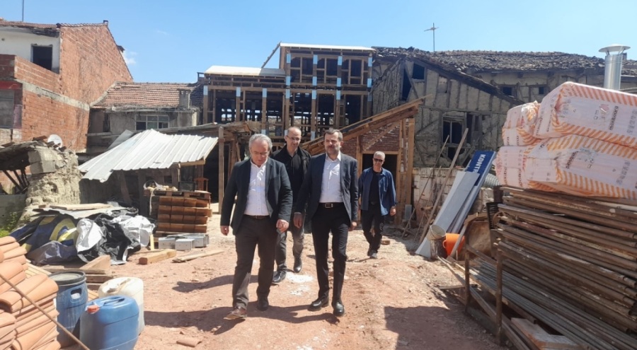Bursa İl Milli Eğitim Müdürü Dr. Alireisoğlu, Çocuk Kütüphanesi inşaatında incelemelerde bulundu