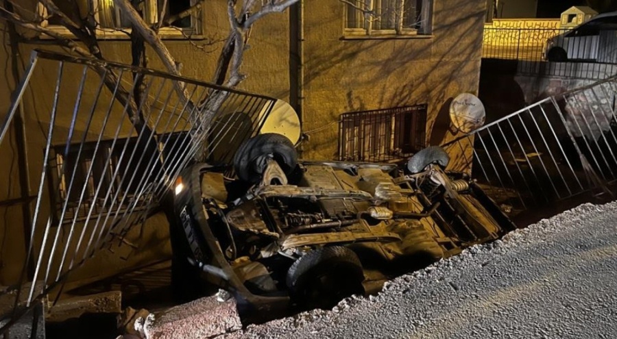 Nevşehir'de otomobil bahçe duvarını aşarak devrildi