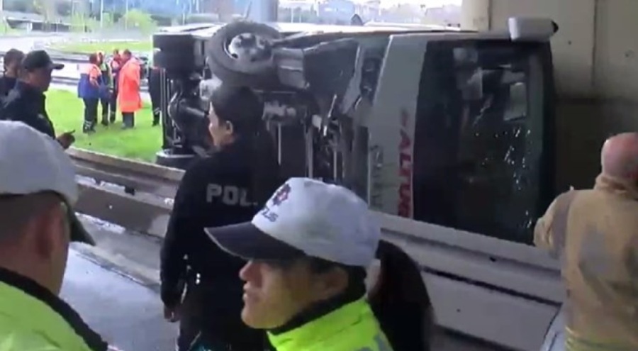 Polisleri taşıyan servis aracı yoldan çıktı! Yaralılar var