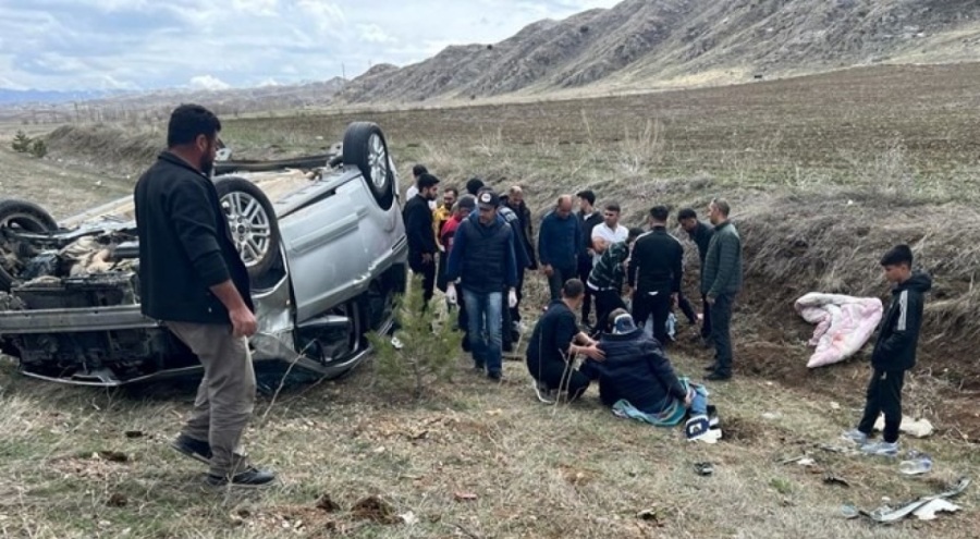 Devrilen araçtaki 5 kişi yaralandı