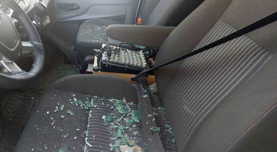 CHP'nin aracına taşlı, bıçaklı saldırı