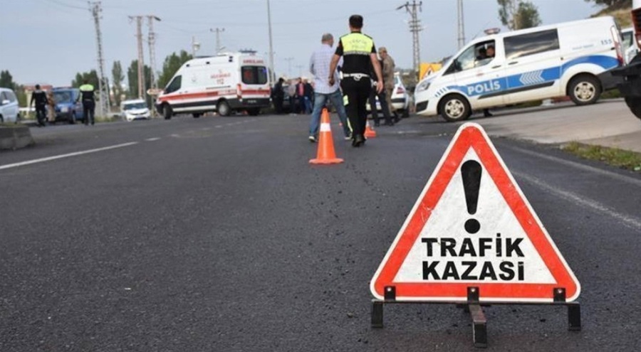 Otomobil ile kamyon çarpıştı: 2 ölü
