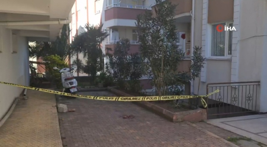 Evinde temizlik yapan kadın, 5. kattaki camdan düşerek yaşamını yitirdi!