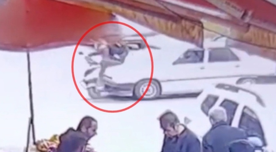 Diyarbakır'da otomobilin çarptığı motokurye yaralandı