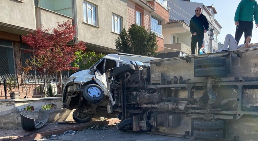 Bursa'da minibüs ile kamyonet çarpıştı! Yaralılar var