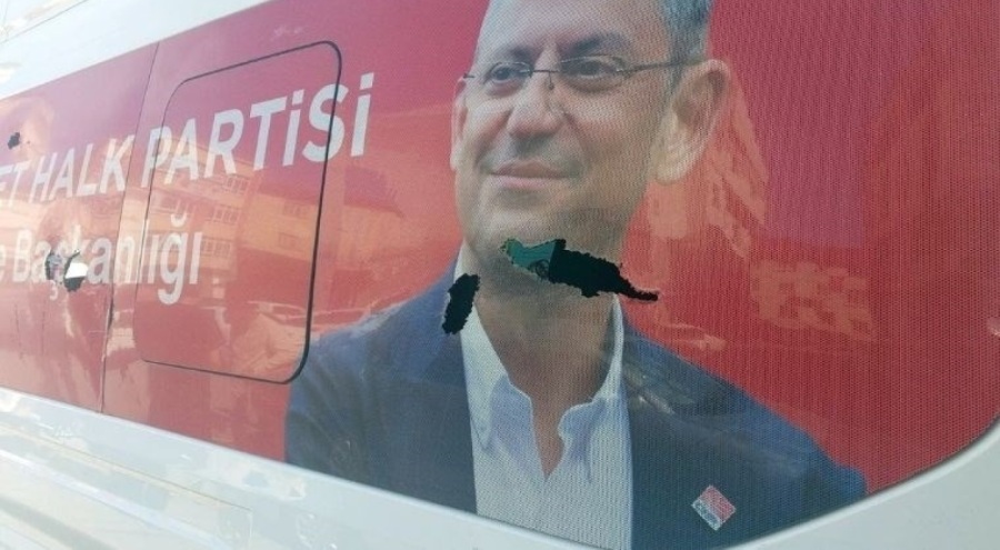 Samsun'da CHP'nin aracına taş ve bıçakla saldırıldı!
