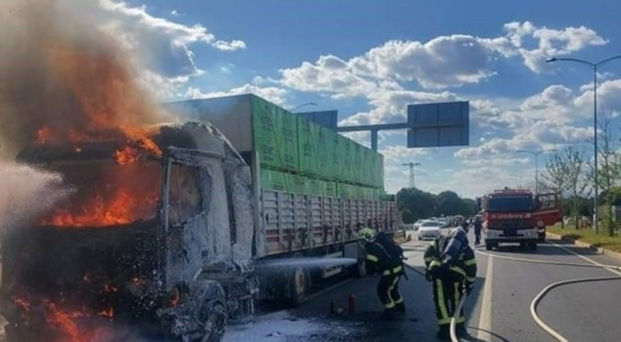 İnşaat malzemesi yüklü TIR alev aldı!