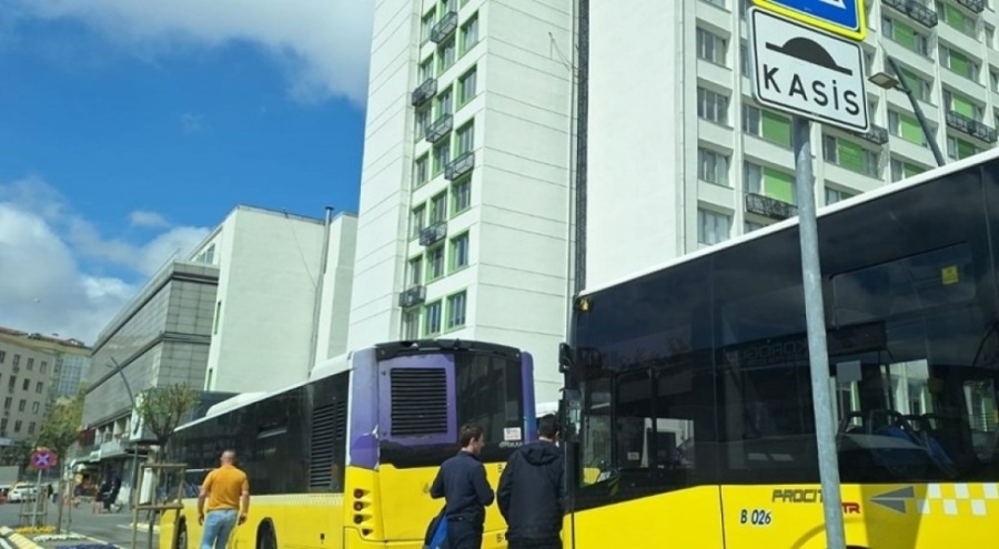 Gaz pedalı takılı kalan İETT otobüsü duraktaki otobüslere çarptı
