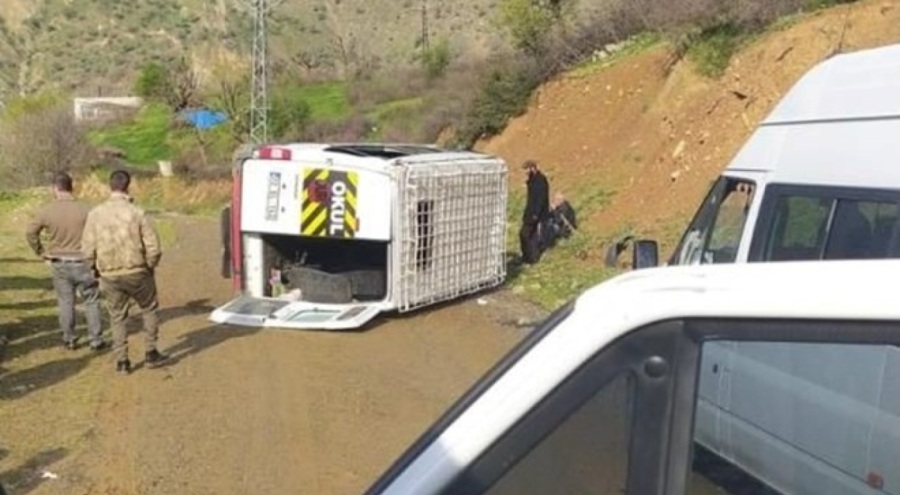 Minibüs devrildi! 8 kişi yaralandı