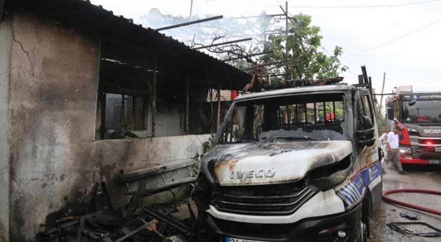 Antalya'da bir gecekondu yangında küle döndü