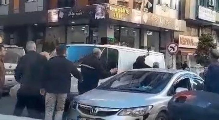 Trafikte yol verme tartışması çıktı! Sürücü baltayla saldırdı