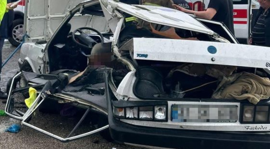 İki aracın çarpıştığı kazada Tofaş adeta kağıt gibi ezildi