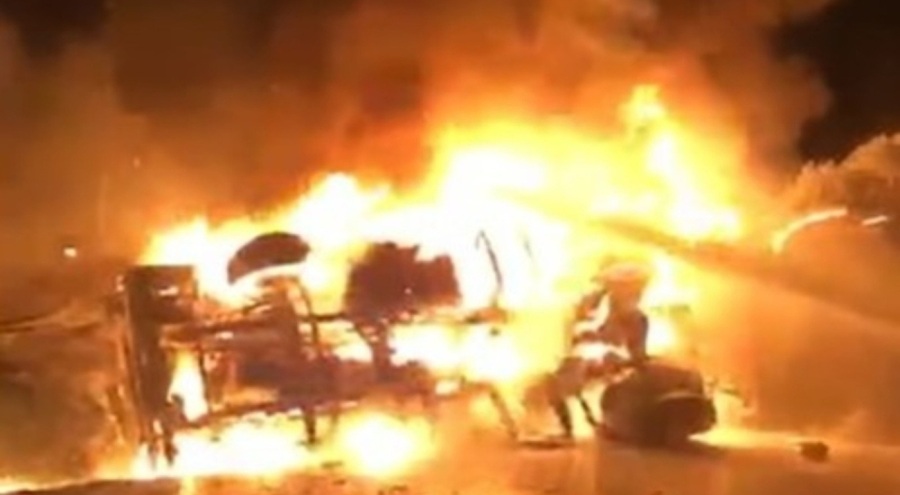 Akaryakıt yüklü tanker cayır cayır yandı!