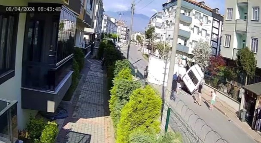 Bursa'da minibüs ile kamyonet çarpıştı: 3 yaralı