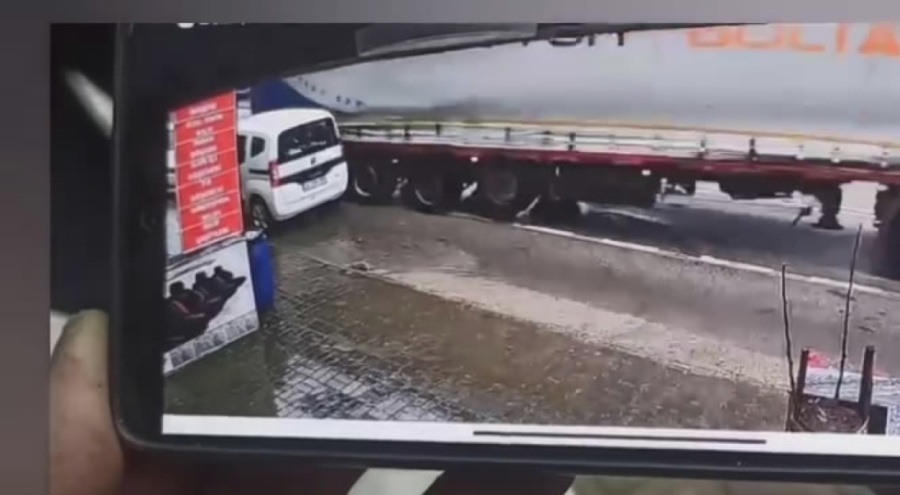 Bursa'da TIR park halindeki araca çarptı