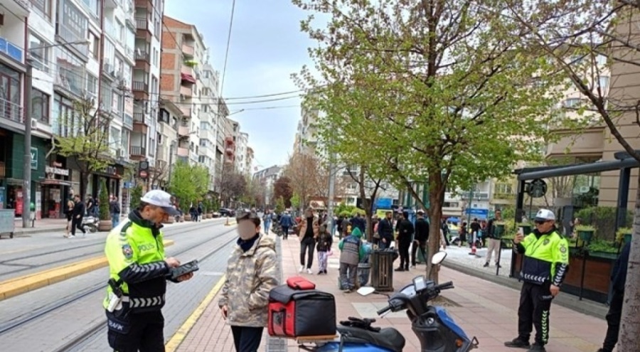 Yaya yoluna giren motosiklet sürücülerine ceza kesildi