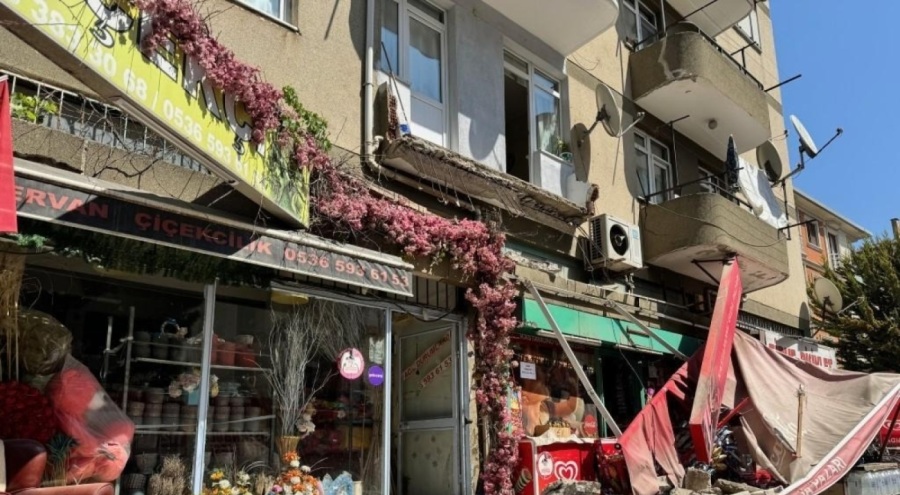 5 katlı binanın birinci katındaki balkon çöktü