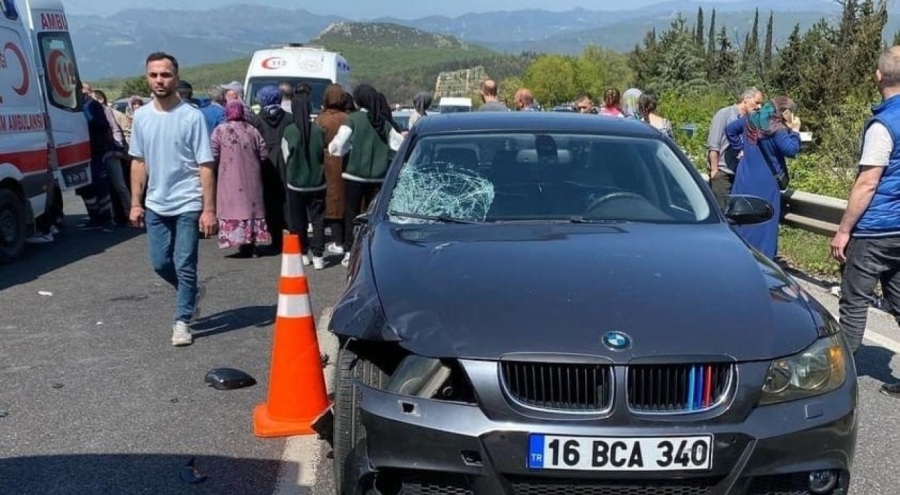 Bursa'da  kaza! 2 kadına araç çarptı