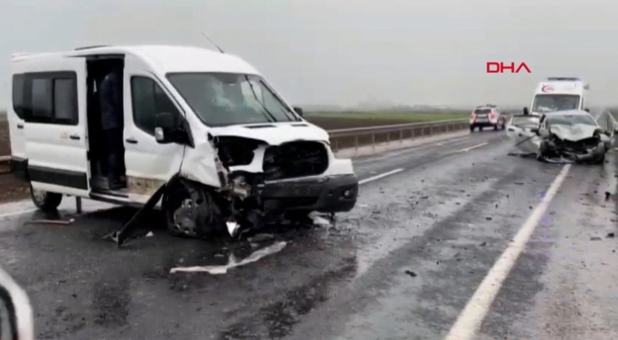 Otomobil ile minibüs çarpıştı! Ölü ve yaralı var