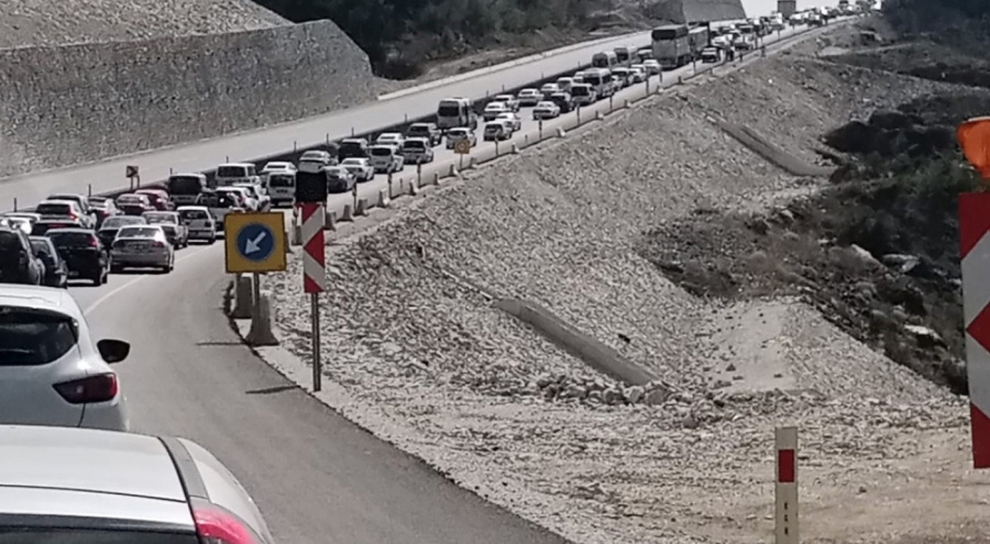 Denizli - Antalya yolu bayram trafiği nedeniyle tıkandı