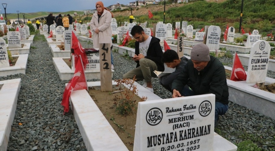Hatay'da hüzünlü bayram... "Acımız hiç bitmeyecek"