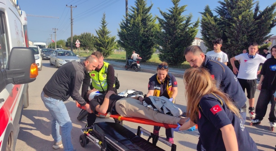 Bursa'da iki otomobilin çarptığı motosiklet sürücüsü yaralandı
