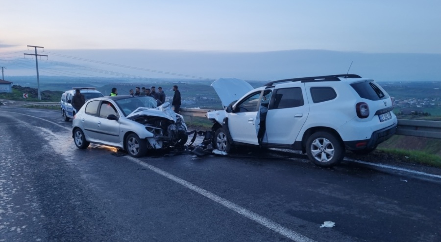 İki otomobil kafa kafaya çarpıştı: 9 yaralı