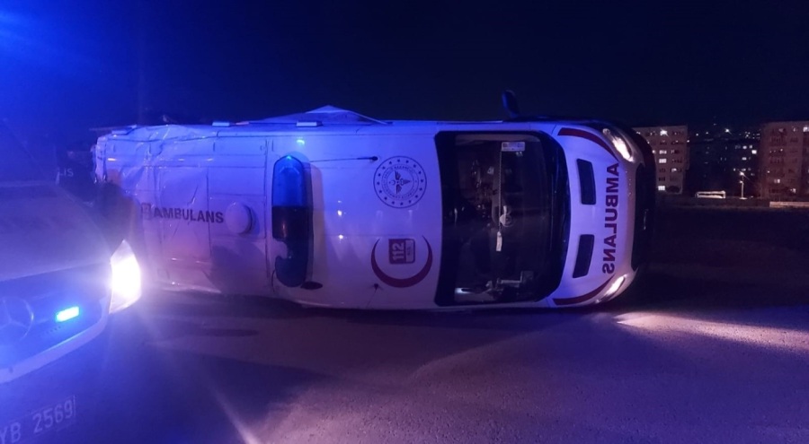 Hasta almaya giden ambulans kaza yaptı
