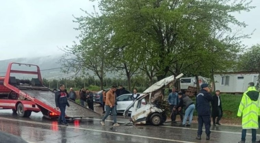 Kamyonet ile otomobilin çarpışması can aldı!