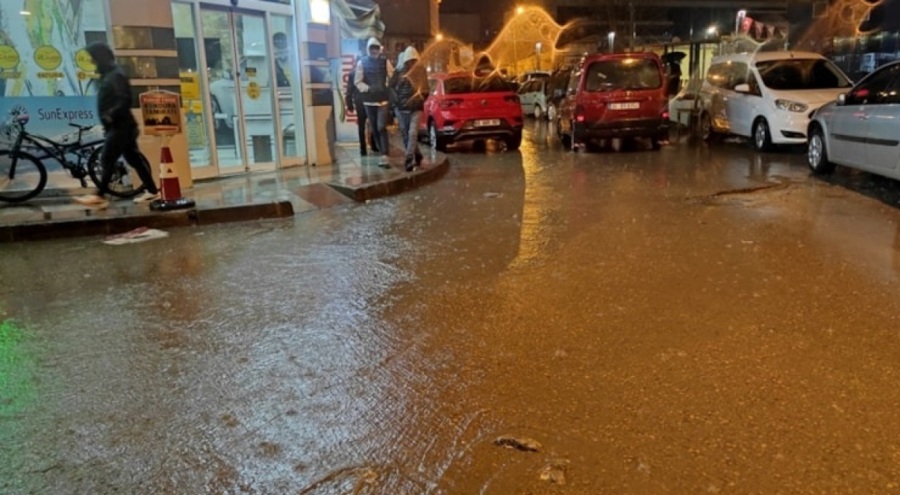 Van'ı sağanak vurdu!