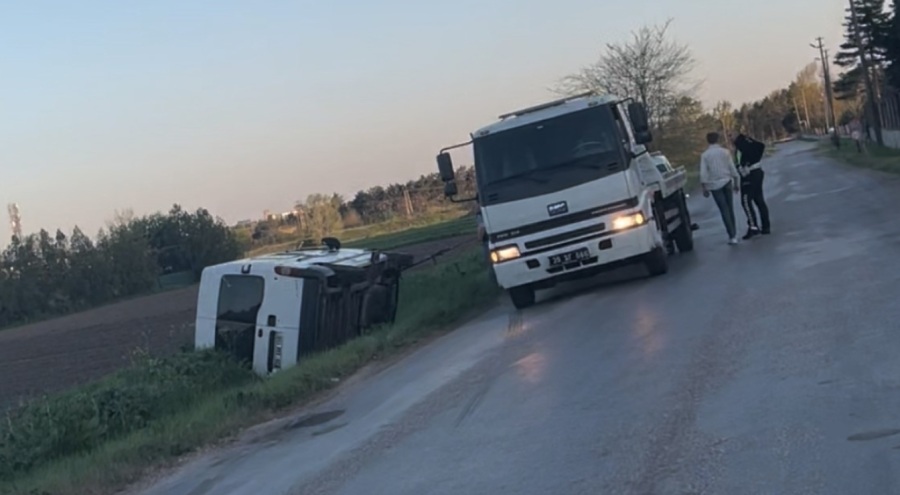 Minibüs yol kenarına devrildi