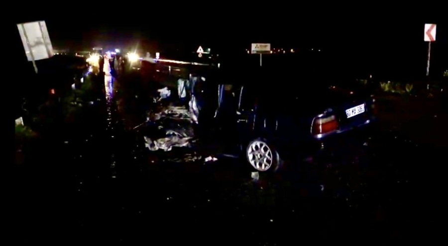 Hafif ticari araç ile otomobil çarpıştı