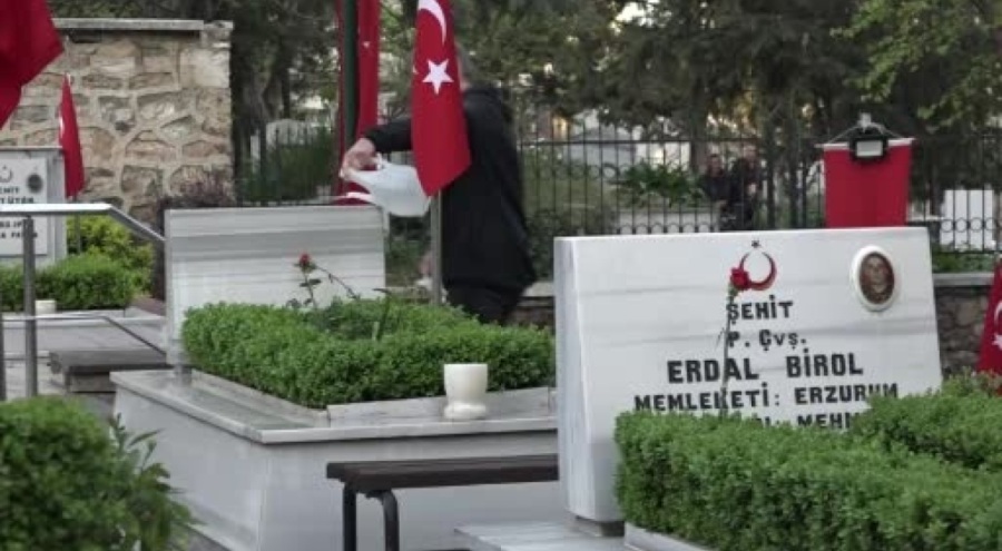 Bursa'da şehitlikte hüzünlü bayram