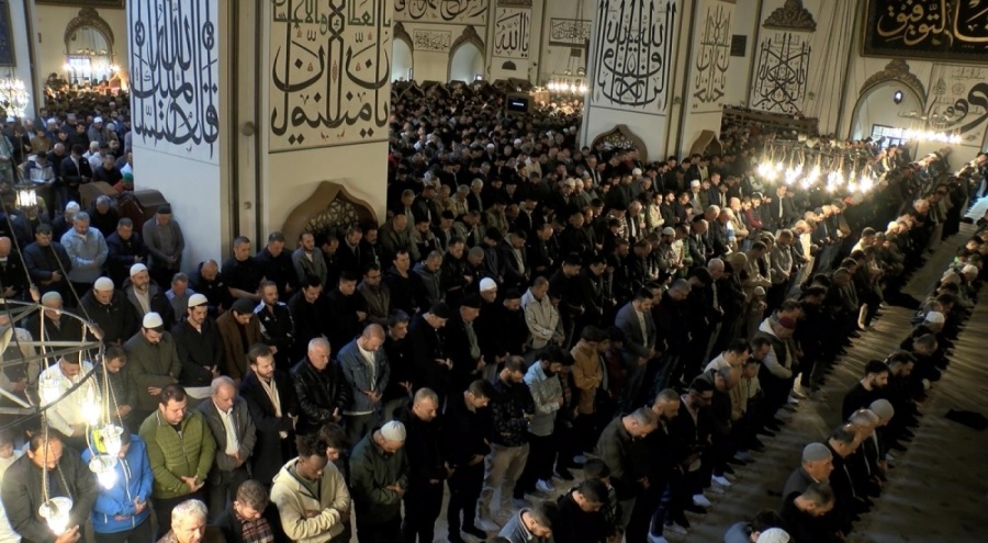 Bursa'da vatandaşlar, bayram namazında Ulu Cami'yi doldurdu