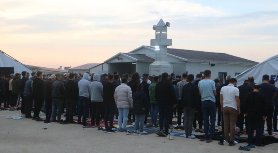 Depremzedeler konteyner camide bayram namazını kıldı