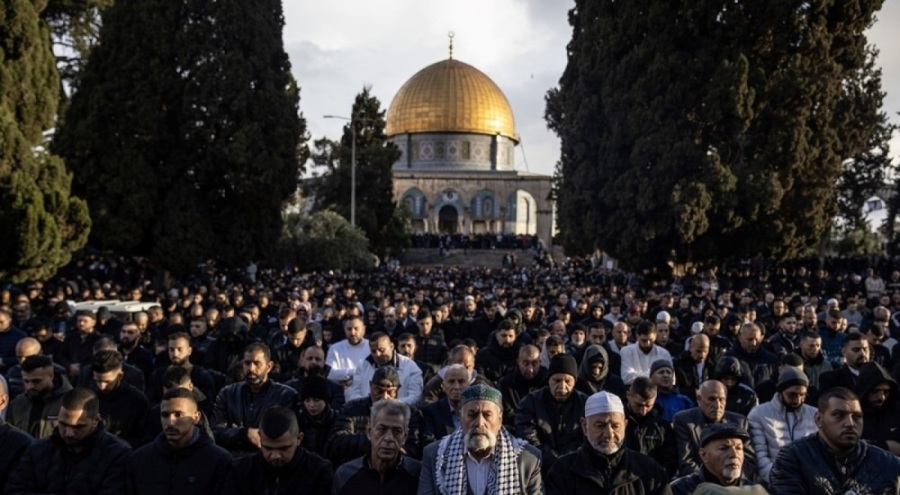 Mescid-i Aksa'da 60 bin Müslüman bayram namazı kıldı