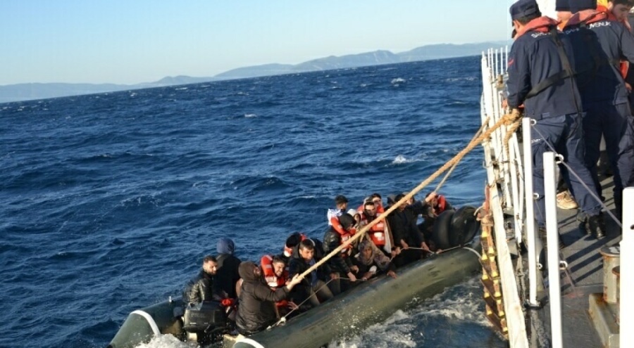 Sürüklenen lastik bottaki 19'u çocuk 28 kaçak göçmen kurtarıldı
