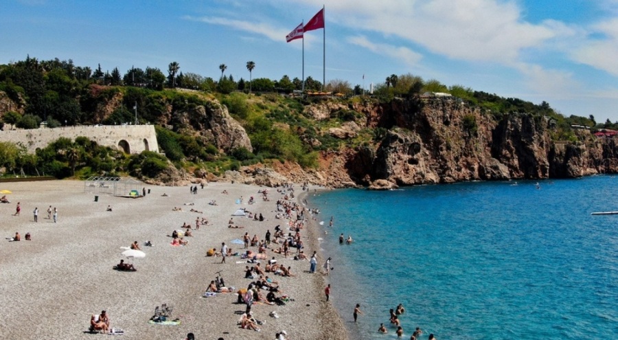 Dünyaca ünlü Konyaaltı Sahili'nde bayram yoğunluğu! Yaz aylarını aratmadı