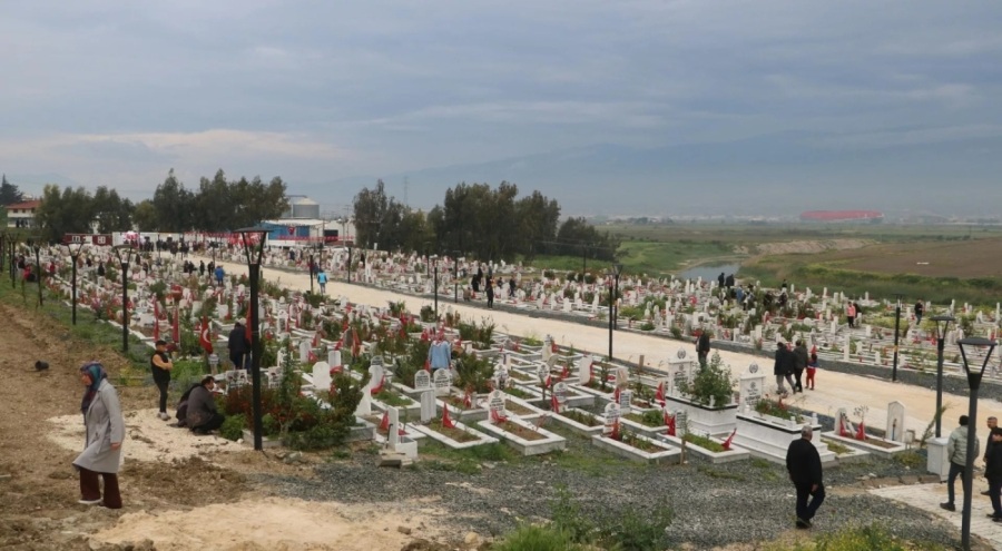 Hatay'da taksiciler mezarlığa gidenlerden ücret almadı