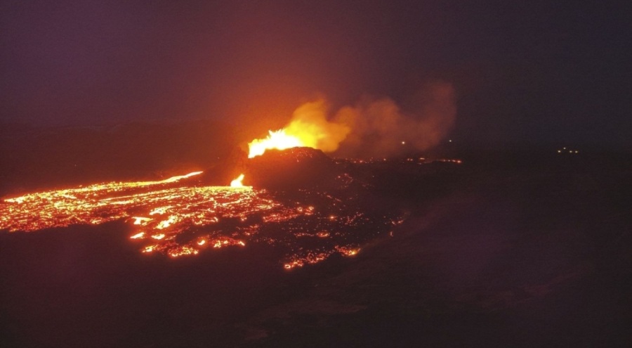Güneş tutulması sırasında yanardağ patladı