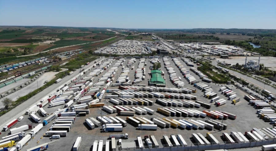 Kapıkule'de Avrupa'ya gidecek tır sürücüleri, bayramı buruk geçiriyor