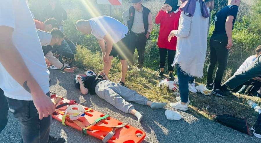 Gözünü güneş alınca yoldan çıkarak kaza yaptı: 4 yaralı