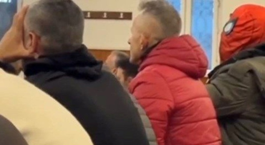 Örümcek Adam kostümüyle bayram namazına polis müdahale etti