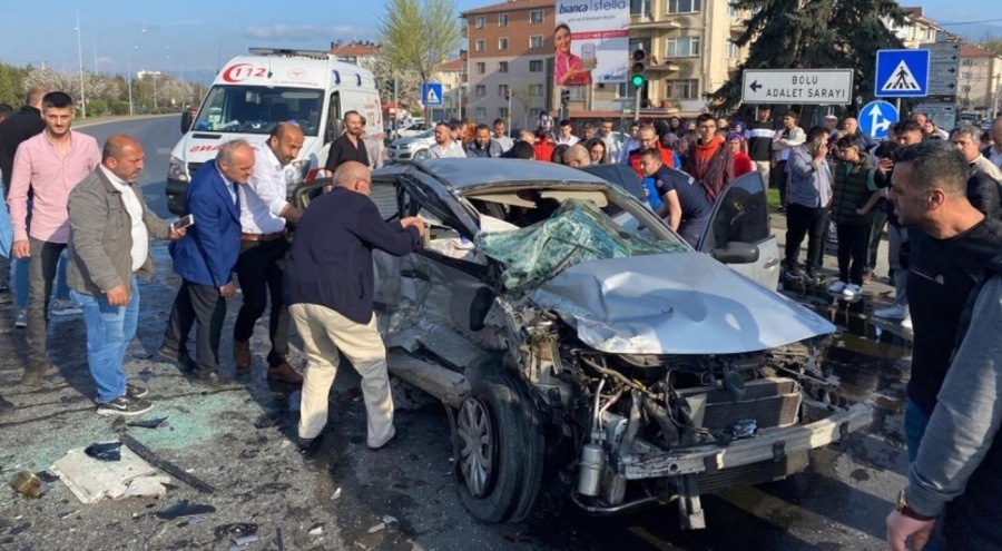 Yakınları sinir krizi geçirdi, otomobil kağıt gibi ezildi