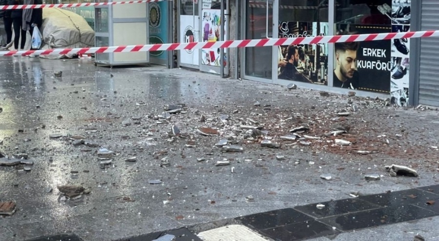 7 katlı binadan başına beton parçası düştü!