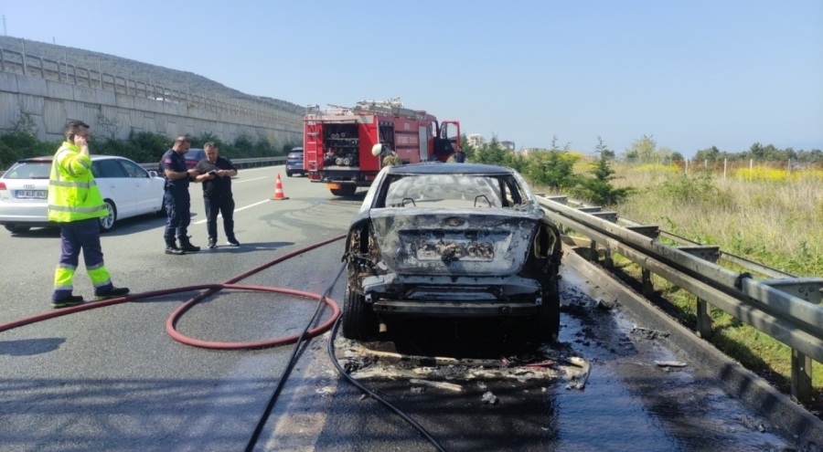 Bursa'da seyir halindeki otomobil alev alev yandı
