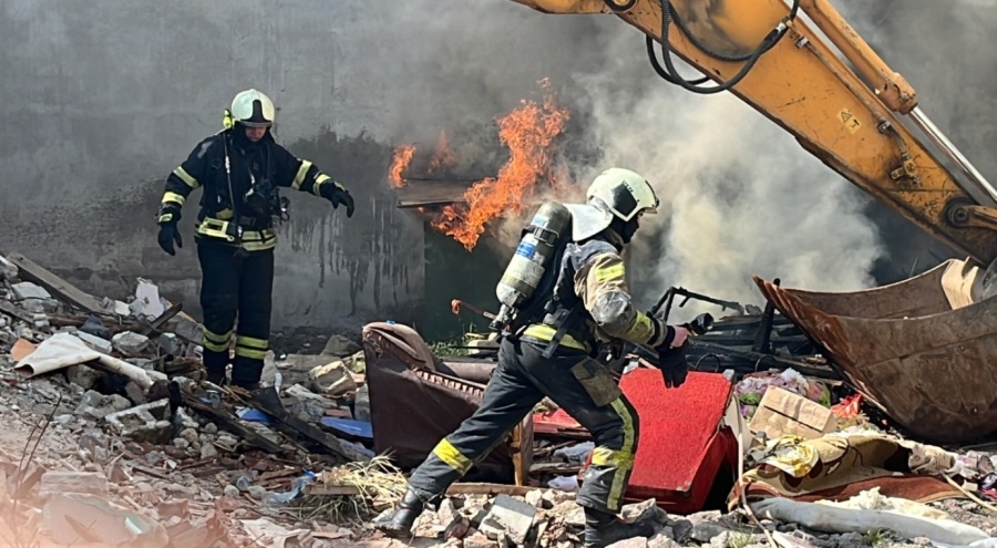 Isı yalıtım malzemelerinin olduğu kulübe alev alev yandı